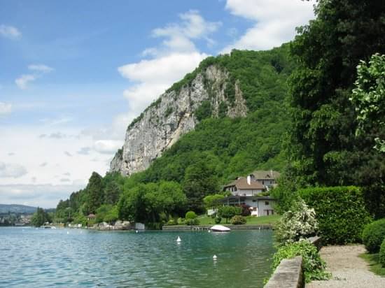 Apartamentos com serviços em Annecy a partir de BRL632 | Compare
