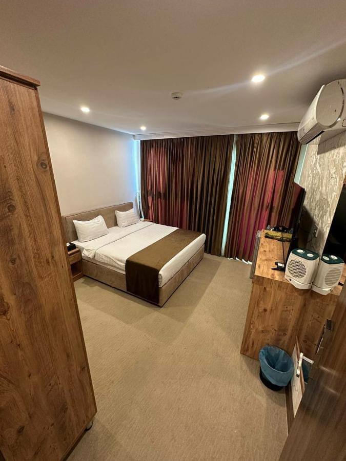 Primary hotel