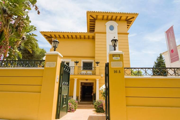 Primary hotel