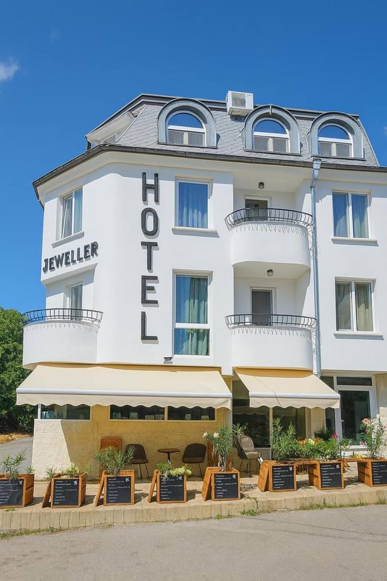 Primary hotel