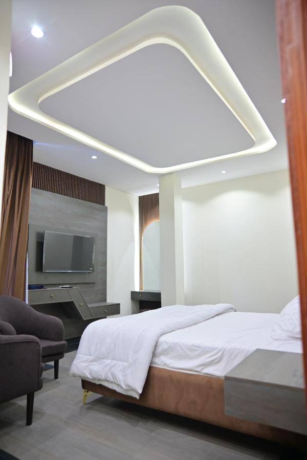 Primary hotel
