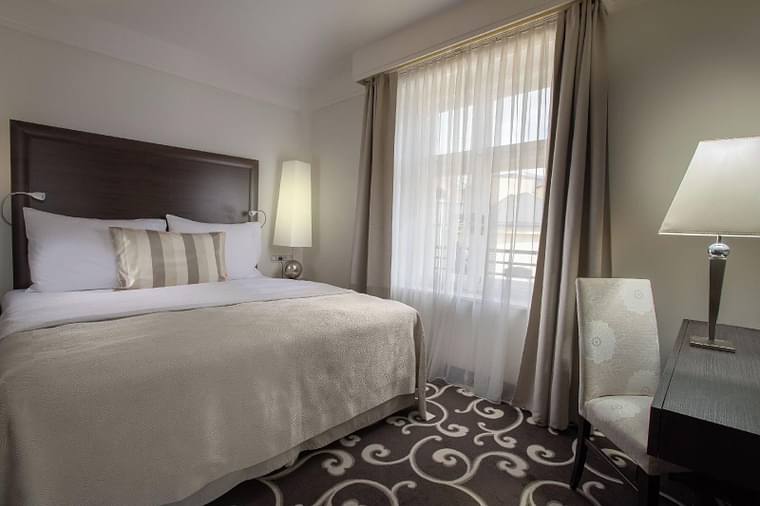 Primary hotel